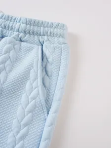 Detailansicht der hellblauen Strick-Jacquard-Textur von lässigen Herren-Shorts