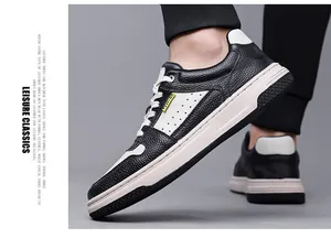 Primo piano di scarpe casual in pelle bianca e nera con texture in vacchetta di qualità