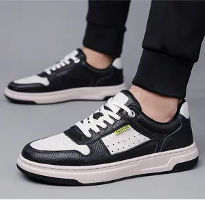 Vista dettagliata delle sneakers da uomo in pelle bicolore bianco e nero con finitura ruvida