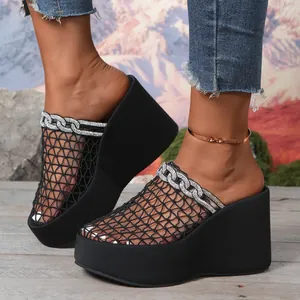 Gedetailleerd overzicht van zwarte mesh sleehak sandalen met strass ketting