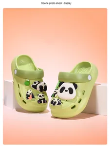Vue détaillée de sabots de jardin verts antidérapants pour enfants avec pandas