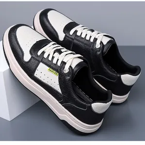 Vista dettagliata delle sneakers in pelle da uomo bianche e nere con grana litchi