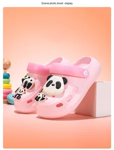 Détail de sabots roses pour filles avec breloques panda mignonnes et trous aérés