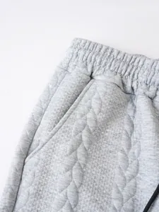 Detailansicht der grauen Herren-Freizeitshorts mit Jacquard-Strickstruktur und Kordelzug.