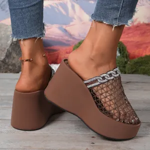 Detailopname van sleehak slipper met mesh bovenwerk en decoratieve strass ketting