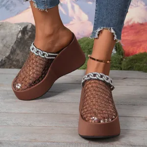 Detailweergave van bruine sleehaksandalen van mesh met een luxe strass kettingversiering
