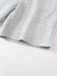 Nahaufnahme der grauen Jacquard-Stoffstruktur und des Saums dieser Herren-Freizeitshorts