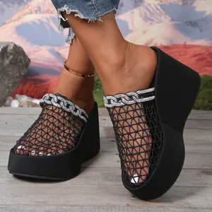 Detailweergave van zwarte mesh sleehak sandalen met strass ketting en plateauzool