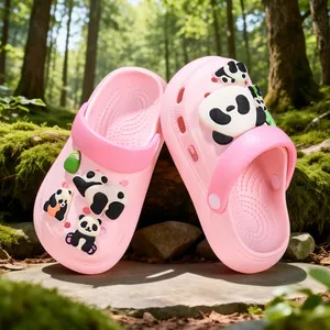 Sabots roses pour enfants avec charms panda mignons dans un décor de forêt ensoleillée.