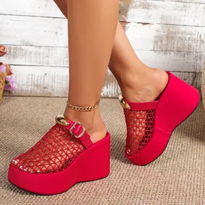 Stijlvolle roze sleehak sandalen met ademend mesh bovenwerk en gouden gesp details.