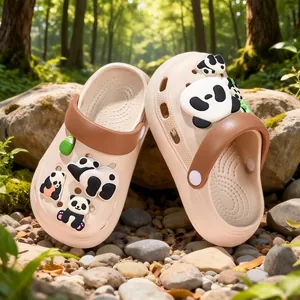 Sabots beiges pour enfants avec breloques panda et lanières marron pour l'été
