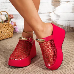 Detailweergave van rode mesh sleehak slippers met een gouden metalen gesp decoratie