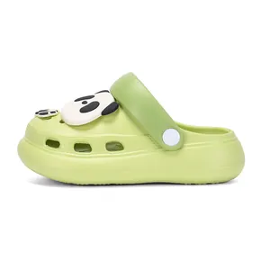 Sabots antidérapants pour enfants vert clair avec un joli motif de panda en dessin