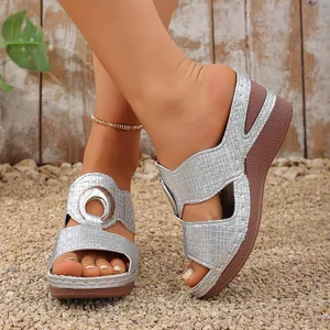 Sandales compensées argentées pour femmes avec texture tissée et semelle plateforme