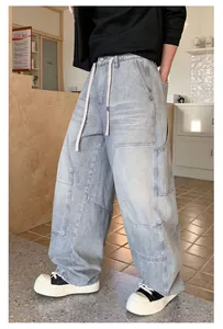Jean en denim bleu délavé à coupe ample avec coutures et cordon de serrage