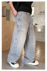 Vue latérale d'un jean délavé ample avec une coupe courbée dans un café moderne