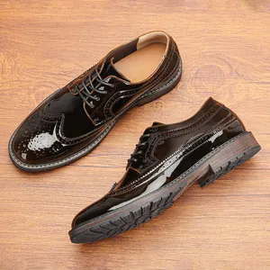 Primer plano de zapatos Brogue de charol marrón para hombre