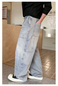 Vue latérale d'un jean charpentier bleu clair délavé coupe ample avec plusieurs poches de style