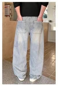 Vue arrière détaillée d'un jean charpentier délavé à jambes larges avec grandes poches