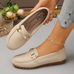 Elegantes mocasines planos beige para mujer con hebilla metálica y detalles de strass