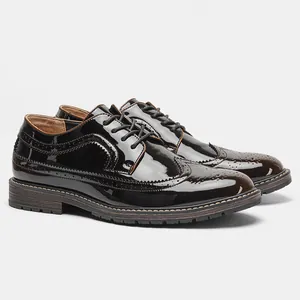 Zapatos brogue de hombre en charol marrón brillante con detalles perforados clásicos