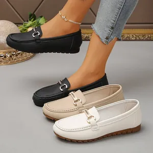 Mocasines planos clásicos para mujer con hebilla en negro, beige y blanco.