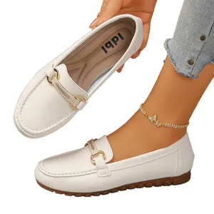 Elegantes mocasines de cuero blanco para mujer con hebilla metal y tobillera strass