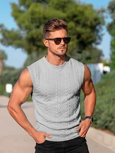 Γκρι ανδρικό πλεκτό γιλέκο χωρίς μανίκια με σχέδιο πλεξούδα σε εξωτερικό χώρο