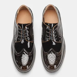 Vista superior de zapatos Brogue de charol brillante para hombre con detalles alados