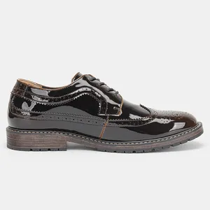 Vista detallada de los zapatos brogue clásicos para hombre en charol con cordones