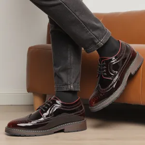 Primer plano de zapatos Brogue para hombre en charol burdeos con detalles de perforaciones