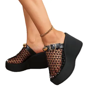 Zwarte mesh sleehak slippers met dikke zool en metalen gesp