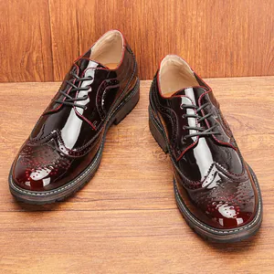Vista detallada de zapatos Brogue en charol color burdeos con perforaciones finas