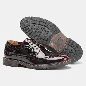 Detalle del zapato brogue de charol burdeos y su suela exterior antideslizante