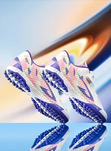 Detailweergave van kindervoetbalschoenen met kleurrijke patronen en TF-zool.