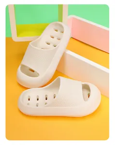 Detalle de chanclas beige para niño con textura de rejilla antideslizante y agujeros de drenaje