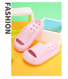 Vista detallada de chanclas de verano rosas para niños con textura antideslizante