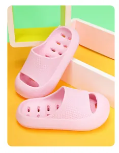 Primer plano de chanclas rosas para niños con suela texturizada y drenaje.