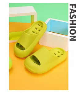 Primer plano detallado de chanclas de verano antideslizantes de EVA verde lima para niños