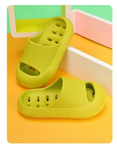 Chanclas infantiles verde brillante con diseño antideslizante y transpirable para verano