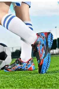 Gedetailleerde weergave van kindervoetbalschoenen met klittenband en TF rubberen zool