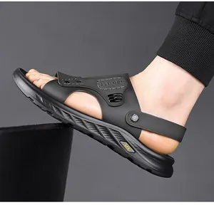 Primer plano de sandalias de playa para hombre en color negro con suela gruesa antideslizante