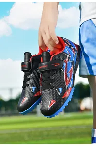Kinder voetbalschoenen met klittenband en TF rubberen zool voor kunstgras.