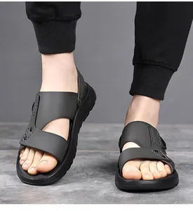 Detalle de sandalias transpirables para hombre con suela gruesa para la playa y deportes al aire.