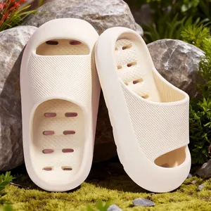 Cómodas chanclas infantiles color crema con suelas gruesas y orificios de drenaje