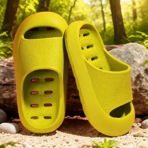 Chanclas de EVA amarillas antideslizantes para niños en un entorno de bosque de verano soleado