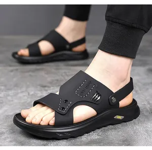 Primer plano de sandalias de playa para hombre con suelas gruesas antideslizantes.