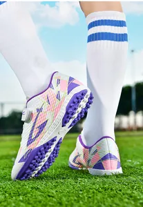 Detail van voetbalschoenen voor kinderen met een TF-rubberzool op kunstgrasvelden