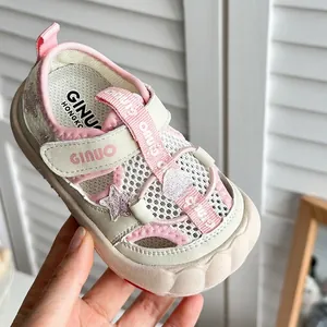 Dettaglio di sandali estivi rosa per bambini a punta chiusa con stelle in mesh