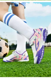 Detailweergave van kindervoetbalschoenen met klittenband en TF-rubberzolen voor kunstgras.